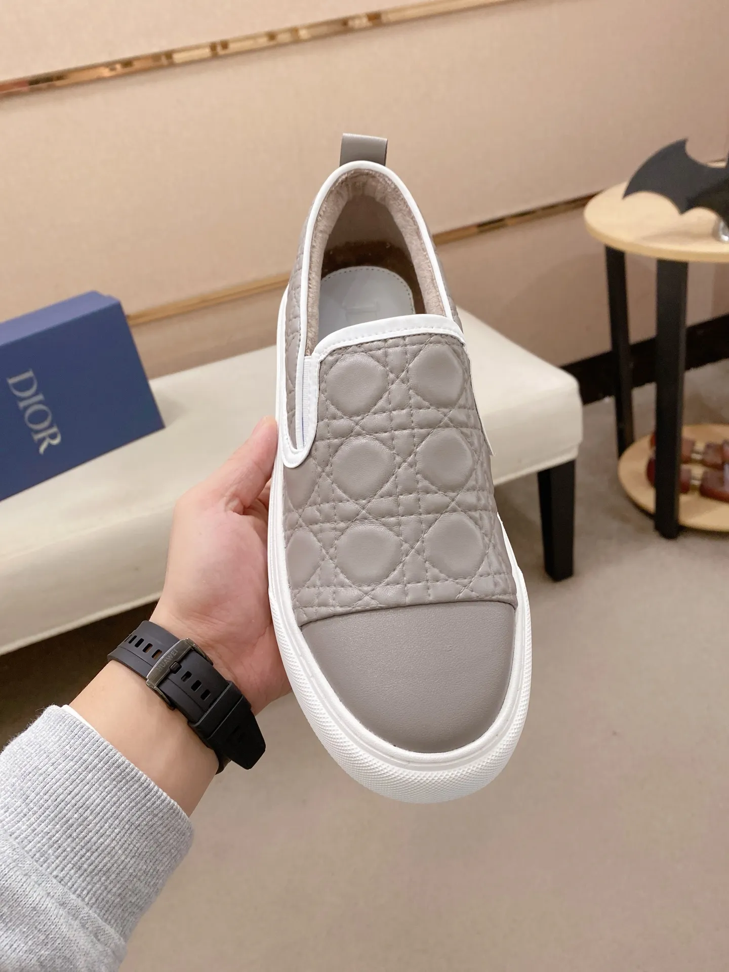 Factory price: 380💰 (leather lining * velvet lining optional) [Dior·Dio*] new casual sports style men's shoes, brand new design, perfect workmanship, slip-on lazy style to create cabinet quality, upper: imported first-layer cowhide, sheepskin lining is soft and comfortable, ultra-light rubber wear-resistant outsole, simple, versatile men's shoes, size: 39-44. Can be customized.45.46.47